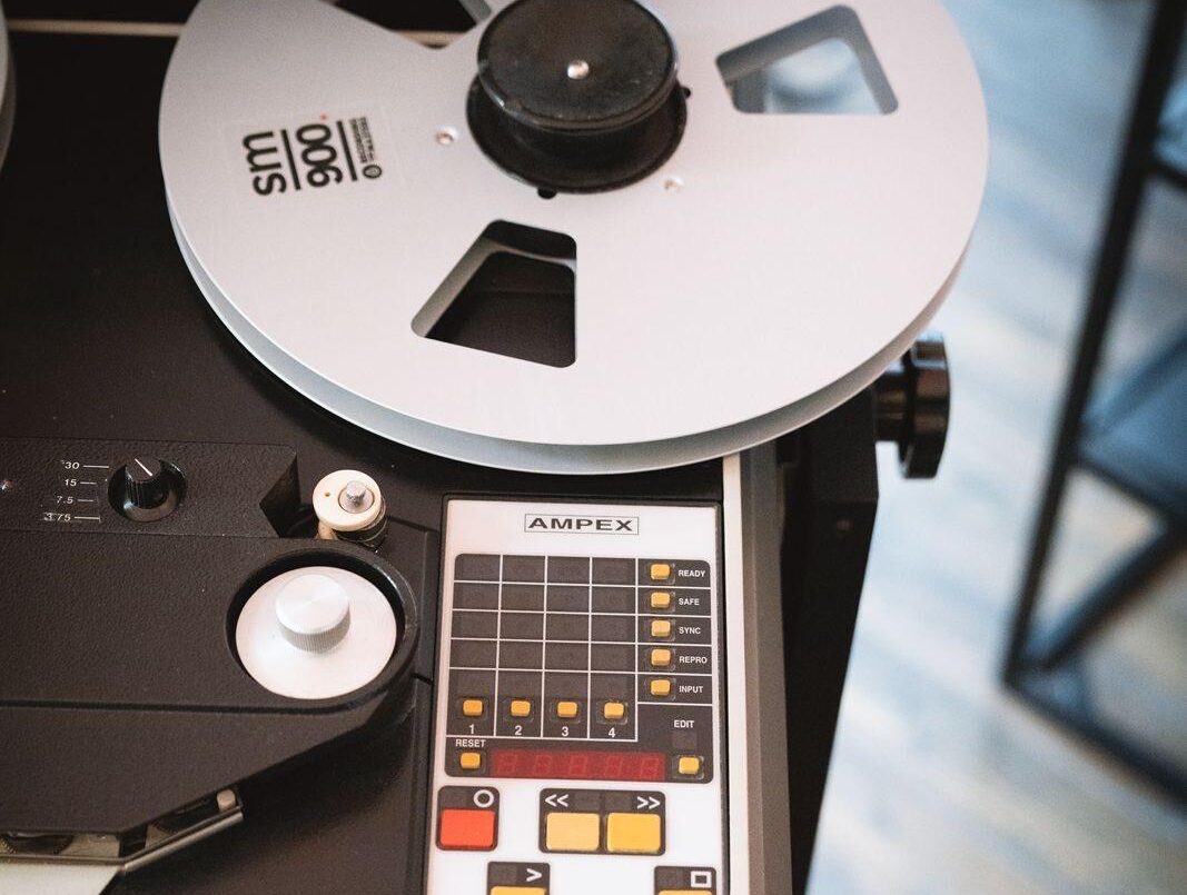 macchine originali perfettamente restaurate tra cui l’Ampex ATR102