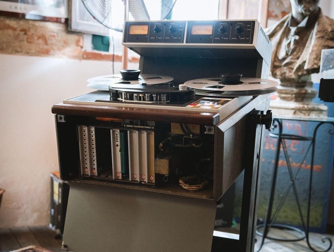 macchine originali perfettamente restaurate tra cui l’Ampex ATR102